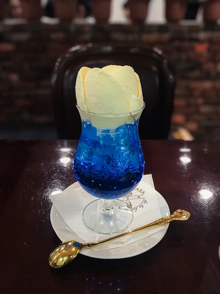 柏高島屋『コーヒープラザ壹番館』白いアイスの薔薇が咲くクリームソーダ