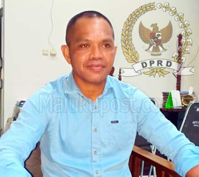 Langgur, Malukupost.com - DPRD Kabupaten Maluku Tenggara (Malra) membentuk Tim Panitia Khusus Penyusun tata Tertib (Pansus Tatib) dalam paripurna yang dipimpin oleh Ketua Sementara, Minduchri Kudubun, yang didampingi Wakil Ketua, Albert Efruan. “Hari ini kita baru saja selesai paripurna pembentukan pansus tata tertib,” ujar Ketua Minduchri Kudubun di Langgur, Selasa (5/11). Diungkapkan Kudubun, dari 7 fraksi yang ada 5 fraksi mendistribusikan 1 orang anggota, sementara fraksi PKB dan fraksi Gotong Royong masing-masing distribusi 2 anggota