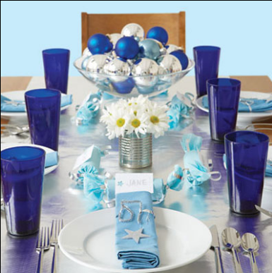 Mesa decorada en celeste y azul