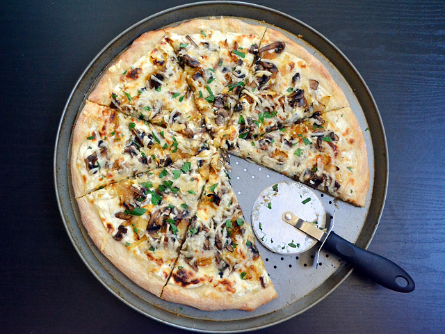 caramelized onion & mushroom pizza