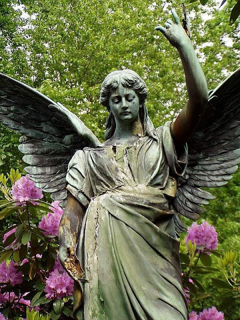 Ángel en un cementerio sin identificar 🤷