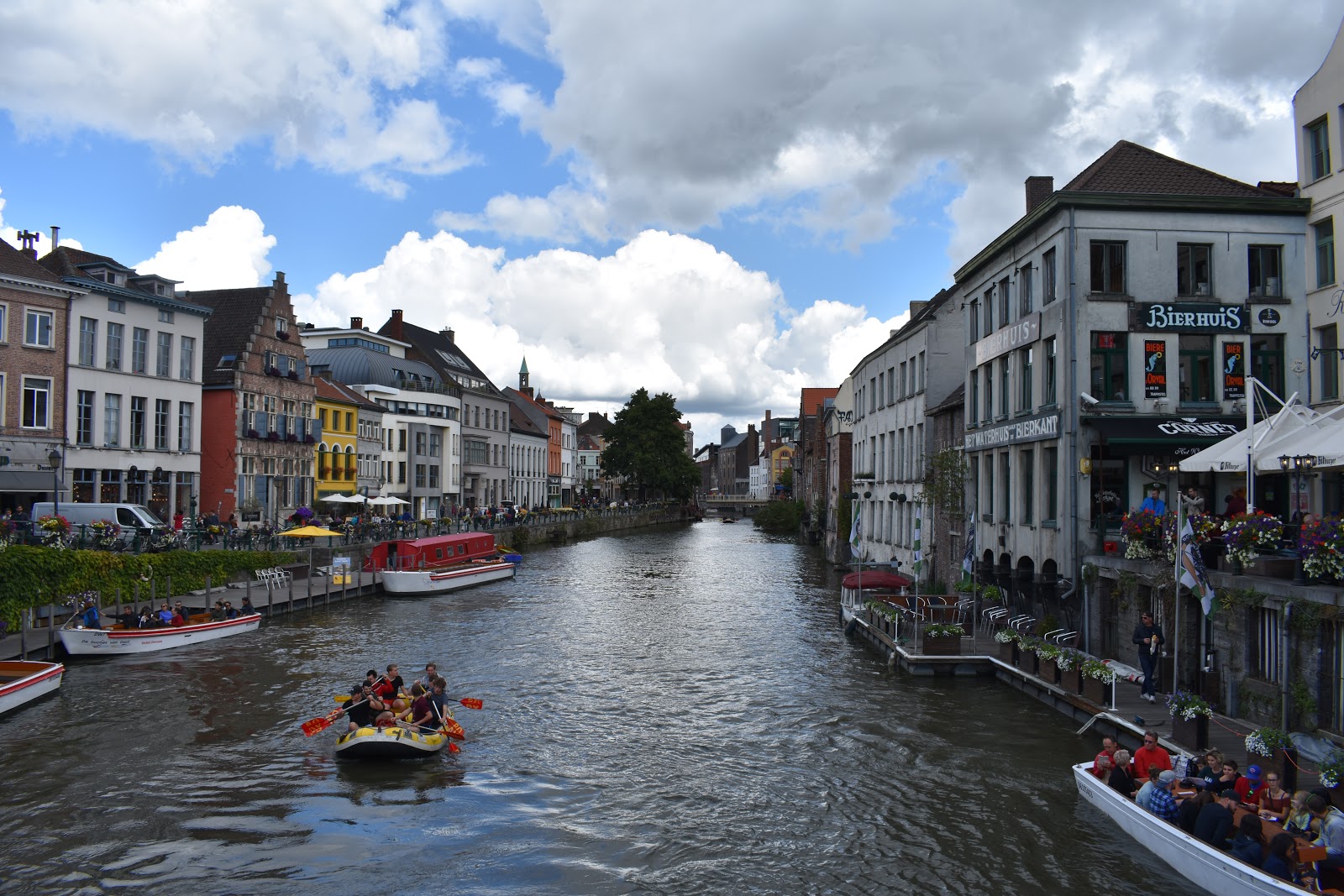 Río con botes de turistas en Ghentt