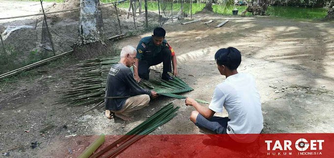 Babinsa Koramil 05 Lubuk Alung Melaksanakan Komsos Kepada Pengrajin Atap Rumbia