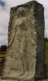 Monumento a Alfonsina Storni frente a la playa La Perla en Mar del Plata