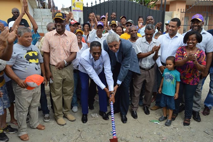 Guillén da primer picazo para iniciar construcción drenaje pluvial en barrio La Piña de Madre Vieja Norte