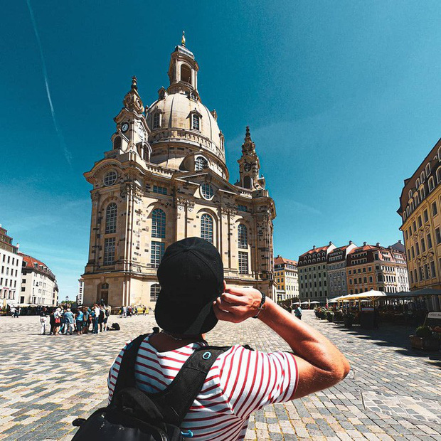 Nằm ở thành phố Dresden của nước Đức, cũng như nhiều công trình lịch sử khác, Frauenkirche phải hứng chịu nhiều sự tàn phá nặng nề trong quá khứ. Những bức tường của nhà thờ hầu như đều bị sụp đổ hoàn toàn. Mãi đến năm 2005, quá trình phục dựng lại công trình tuyệt mĩ này mới hoàn thành. Sau đó, nơi đây nhanh chóng trở thành một trong những biểu tượng lịch sử quan trọng của nước Đức.
