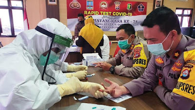 Jelang Hari Bhayangkara ke-74, Ratusan Personel Polres Serang Jalani Rapid Test