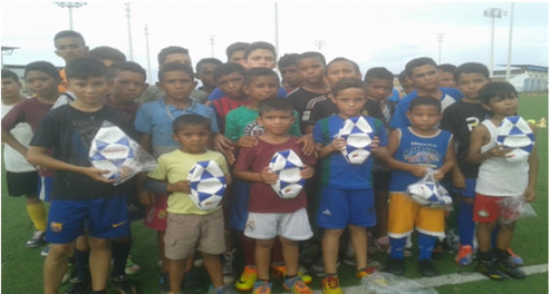Escuelas de fútbol del Polideportivo de San Fernando fueron dotadas con balones.
