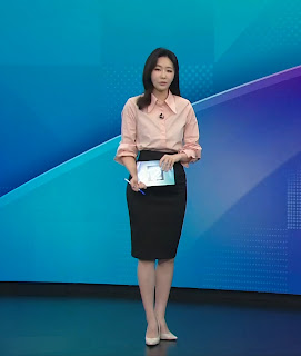 20250527 장수연 아나운서 연분홍 블라우스 검정색 스커트 코디