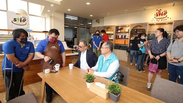 ▲Still咖啡門市有了全新的樣貌，庇護員工手沖咖啡提供給貴賓品嚐，展現自己學習的成果。（記者林明佑翻攝）