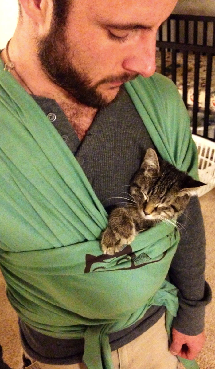 30 Adorable Pictures Of Men With Their Cats