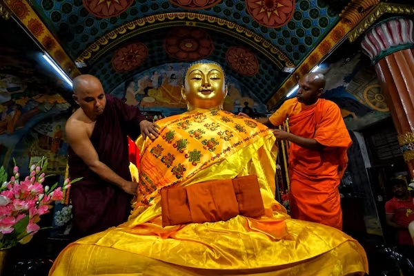 O aniversário de Buda  é comemorado de diversas maneiras em toda a Ásia.