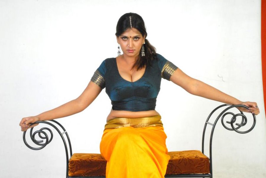 hot mallu masala actress bhuvaneswari,hot show of her breast