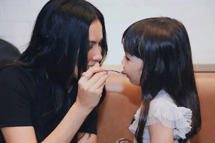 Momen Gemas Sophia Latjuba Suapi Gempi, Sinyal Makin Dekat dengan Gading?