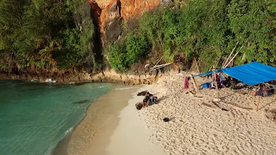 Aktivitas Wisata Domestik di Pantai Lakadao Sulawesi Tenggara