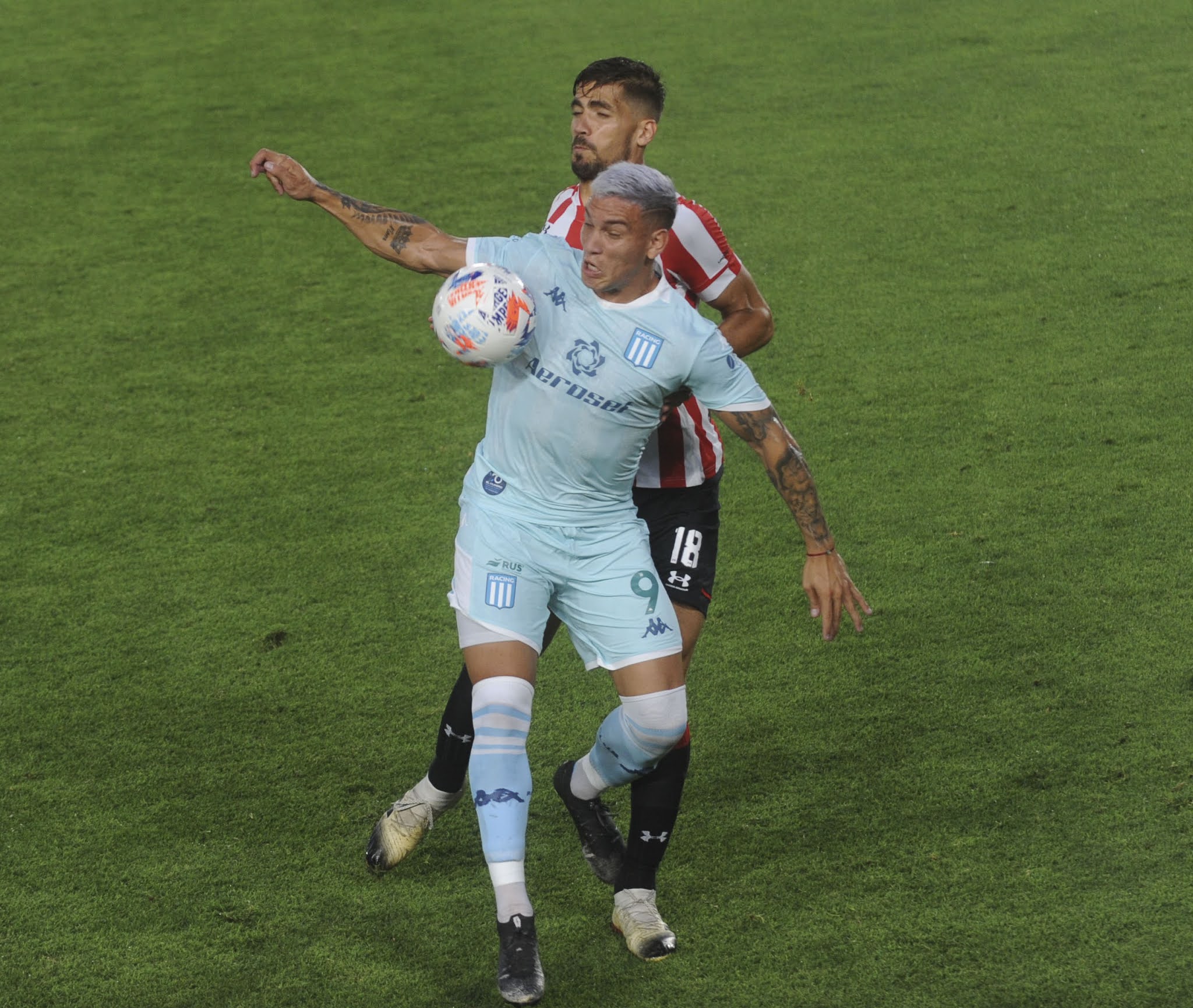 Estudiantes y Racing igualaron 0 a 0 en un pobre partido