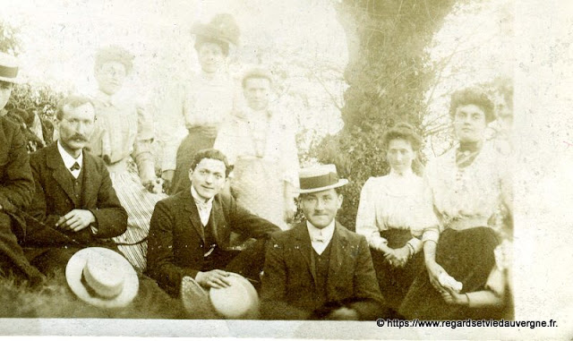 Photo noir et blanc ancienne :  belles dames et beaux messieurs