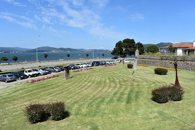 Muralhas da fortaleza de Caminha e o Rio Minho como pano de fundo no Norte de Portugal