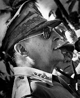 General Douglas MacArthur usando Ray-Ban