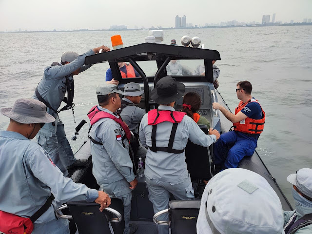    Tingkatkan Kerjasama, Bakamla RI dan USCG Gelar Latihan Small Boat Operation