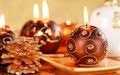 Velas en forma de esferas encendidas en la mesa durante la cena de Navidad - Postales Navideñas