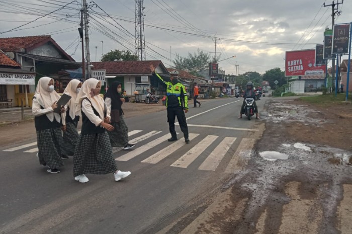 Wujudkan Lalulintas yang Lancar, Polsek Cibatu Pastikan Arus Lalulintas Aman dan Nyaman