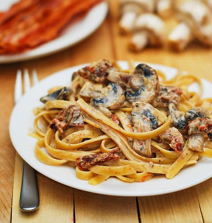 SUN DRIED TOMATO AND MUSHROOM PASTA IN A GARLIC AND BASIL SAUCE #vegan #mushroom #vegetarian #cauliflower #basil