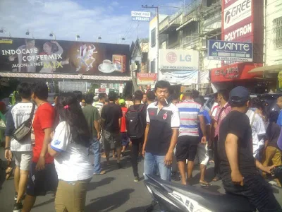 Warga terlihat ramai melihat aksi bentrok dua kubu OKP di pasar Horas Pematangsiantar