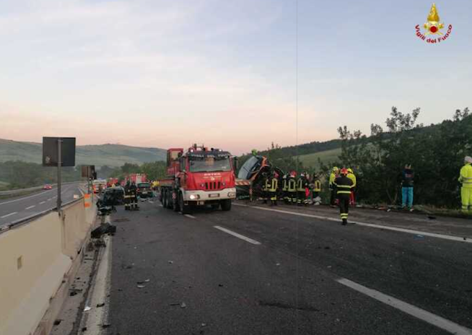 Paura ad Avellino, pullman Lecce-Roma urta autovetture e finisce nella scarpata: un morto e diversi feriti