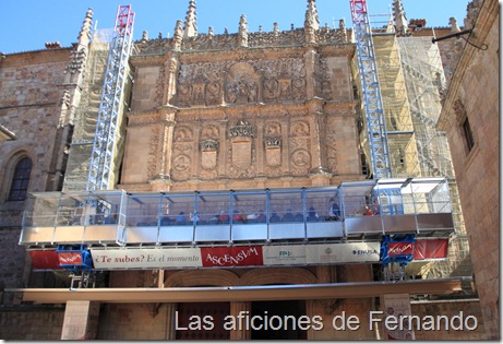 El lamentable ascensor de la fachada de la universidad de Salamanca