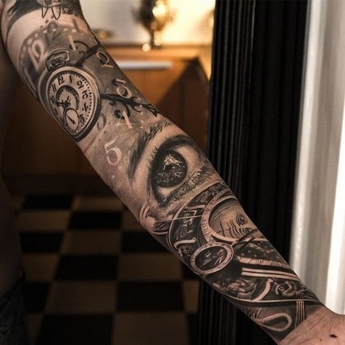 este_cativante_luva_cheia_de_tatuagem