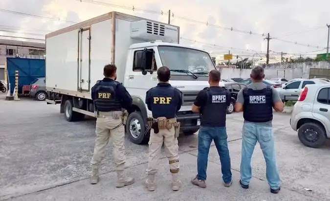 PRF recupera caminhões roubados, prende criminosos e resgata vítimas no Grande Recife