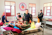 Beri semangat kepada pasien,  Satgas Yonif Raider 142/KJ  lakukan anjangsana ke Puskesmas Dabra