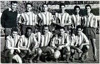 CLUB ATLÉTICO DE MADRID - Madrid, España - Temporada 1954-55 - Riquelme, Martín, Oliva, Ramón Cobo, Hernández y Agustín; Miguel, Ben Barek, Di Stéfano, Molowny y Escudero - ATLÉTICO DE MADRID 4, WIENER SPORT CLUB 1 - 06/01/1955 - Partido amistoso de homenaje a Escudero - Madrid, estadio Metropolitano - Oliva, Ben Barek, Di Stéfano y Molowny reforzaron al At. Madrid