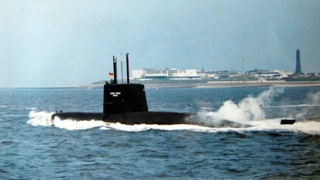  El ARA Santa Cruz rumbo a sus pruebas de mar. Todavía lleva la bandera de Alemania Occidental