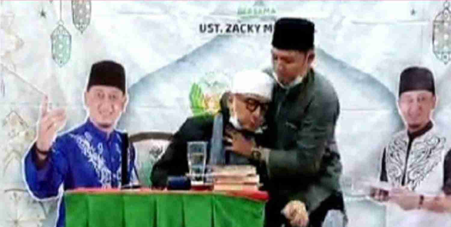 Ustaz Zacky Mirza Pingsan Saat Ceramah Di Pekanbaru, Nyaris terjatuh