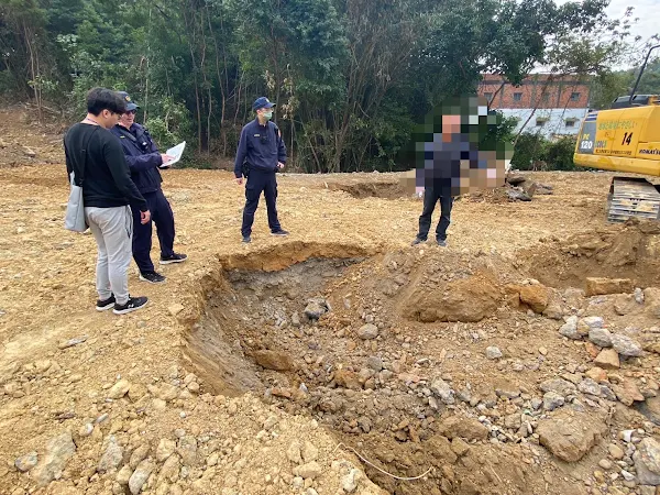 ▲彰化警政與環保聯手出擊，前往彰化市安溪段執行聯合稽查行動，當場查獲違法掩埋拆除後之營建廢棄物，並追查涉案人員到案說明。（彰化警方提供）