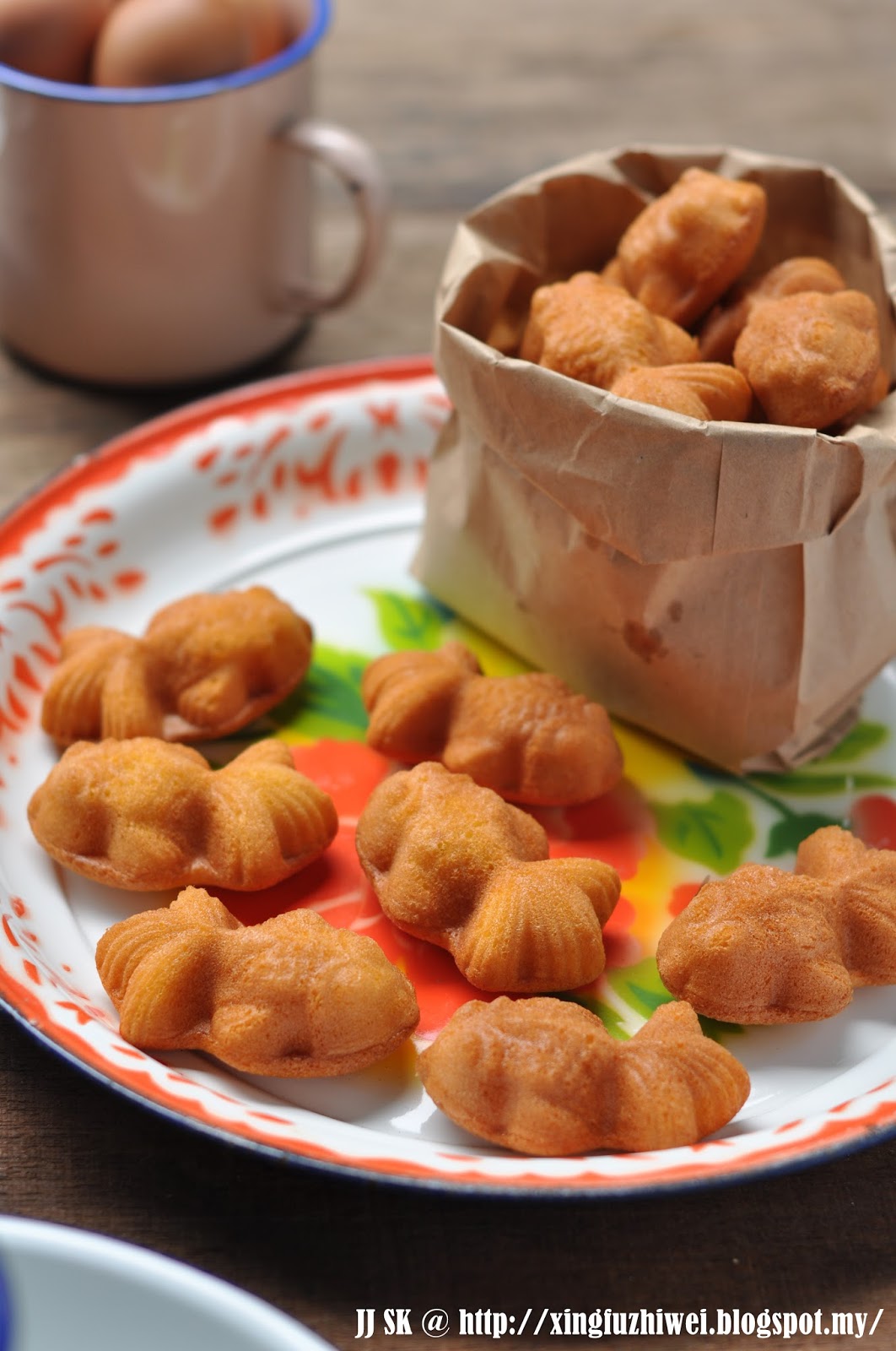 爱厨房的幸福之味: 香橙鸡蛋糕~~鱼形（预烤面粉与粗糖）Orange Kuih Bahulu