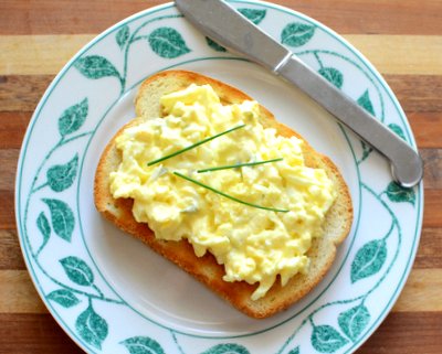 Simple Egg Salad ♥ KitchenParade.com, classic with a twist, perfect for make-ahead sandwiches.