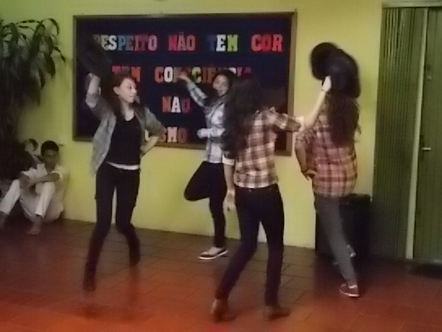   Neste dia, teve também dança Country, sertanejo americano. Alunas da 2ª série do EM.( Disciplina de Educação Física/ Prof. Rejane Hartmann .