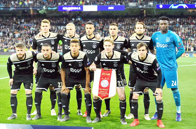 📸AMSTERDAMSCHED FC AJAX📆5 marzo 2019. ⬆️Matthijs de Ligt, Donny van de Beek, Noussair Mazraoui, Dušan Tadić, Daley Blind y André Onana. ⬇️Lasse Schöne, Hakim Ziyech, David Neres, Frenkie De Jong y Nicolás Tagliafico. REAL MADRID C. F. 1 🆚 AFC AJAX 4 Resultado eliminatoria: AFC AJAX 5 🆚 REAL MADRID CF 3 Martes 05/03/2019, 21:00 horas. Liga de Campeones de la UEFA, octavos de final, partido de vuelta. Madrid, España, estadio Santiago Bernabeu. GOLES: ⚽0-1: 7’, Ziyech. ⚽0-2: 18’, Neres. ⚽0-3: 62’, Tadic. ⚽1-3: 70’, Marco Asensio. ⚽1-4: 72’, Schöne, de falta directa.