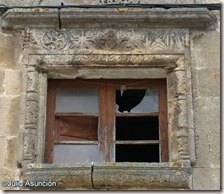 Ventana con dintel decorado - Plaza de Lezáun