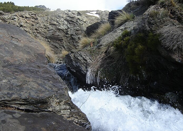 Close to the beginning of the Acequia de Mecina that takes water from the Río Grande de Bérchules - foto: casa rural El Paraje