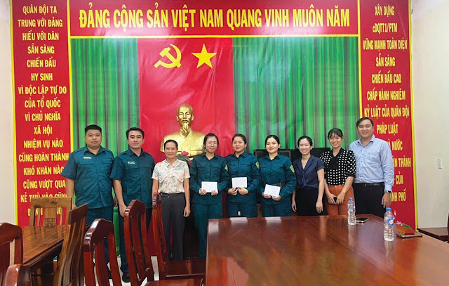 Lãnh đạo Phường 27 thăm, động viên nữ dân quân  tham gia huấn luyện phục vụ lễ diễu hành kỷ niệm 50 năm  Ngày giải phóng miền Nam, thống nhất đất nước. (Ảnh: CM)