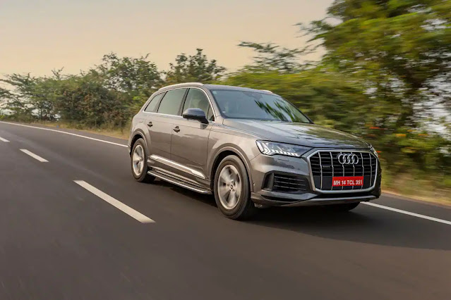 ऑडी q7 2022 (Audi Q7) GARY CLOUR ON ROAD