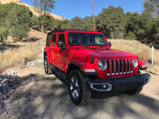 Front 3/4 view of 2019 Jeep Wrangler Unlimited Sahara 4X4