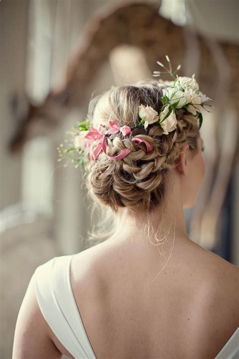 Beautiful And Romantic Wedding Flowers On Your Hair