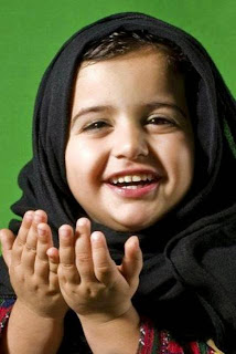 Bayi lucu muslim berjilbab cantik tersenyum