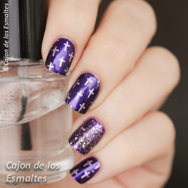 Uñas violeta con acento en glitter y estampado