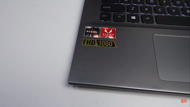 VivoBook Ultra A412DA dengan AMD Ryzen yang terbaru, dan mampu 1080 FHD. Prosesornya berwarna merah, dan dibawahnya ada stiker warna kuning bertuliskan "FHD 1080"